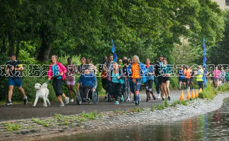 欢乐猪舞：观看我们的趣味运动会视频